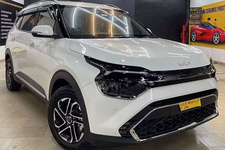 Một số trang bị của Kia Carens 2023 thế hệ mới có thể nhận ra bao gồm cụm đèn pha LED dạng chóa, cảm biến trước và bộ vành theo xe kích thước 16 inch giống thị trường quốc tế. Đuôi xe sẽ có thiết kế đèn hậu nối liền giữa hai bên. Cản dưới được trang trí bằng dải crôm sáng bóng.