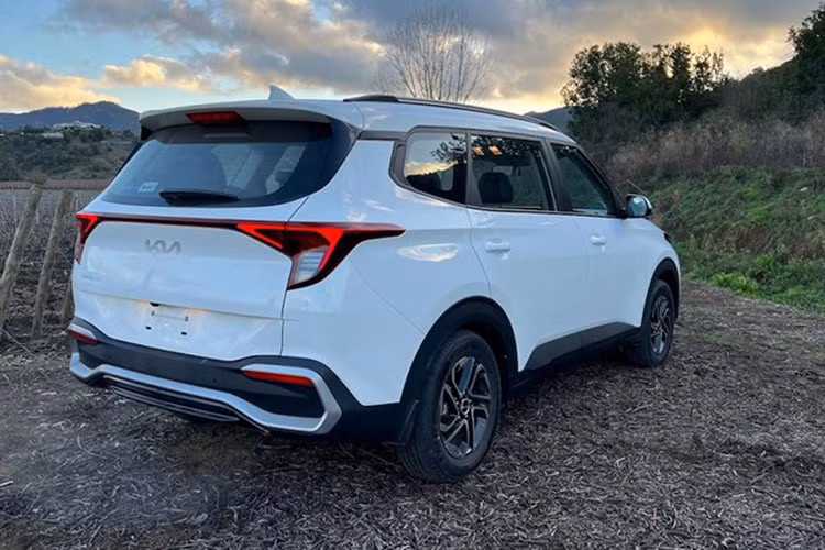 Kia Carens 2023 thuộc thế hệ thứ 4 mới nhất. Xe được phát triển dựa trên cơ sở gầm bệ giống với Kia Seltos và theo như thông tin trước đó từ phía đại lý, xe sẽ được mở bán tại Việt Nam với 5 phiên bản, giá xe Kia Carens 2023 dự kiến dao động trong khoảng 750 – 850 triệu đồng.