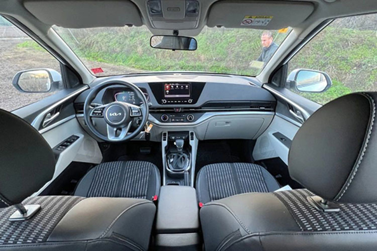 Nếu quả thực giá bán chính thức của Kia Carens 2023 tại Việt Nam được chốt khớp với dự kiến, mẫu xe này sẽ gặp bất lợi trong việc cạnh tranh bởi các mẫu xe thuộc phân khúc MPV cỡ nhỏ hiện tại đều có giá niêm yết nằm dưới 700 triệu đồng.