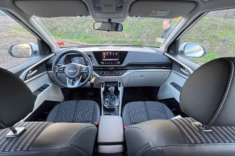 Nếu quả thực giá bán chính thức của Kia Carens 2023 tại Việt Nam được chốt khớp với dự kiến, mẫu xe này sẽ gặp bất lợi trong việc cạnh tranh bởi các mẫu xe thuộc phân khúc MPV cỡ nhỏ hiện tại đều có giá niêm yết nằm dưới 700 triệu đồng.