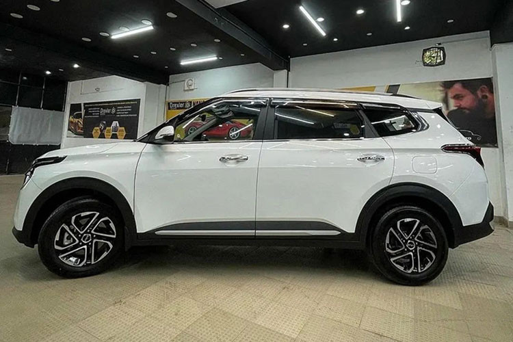 Đầu tiên là máy xăng 4 xi-lanh, tăng áp, dung tích 1.4L, sản sinh công suất tối đa 140 mã lực và mô-men xoắn cực đại 242 Nm, đi kèm hộp số tự động ly hợp kép 7 cấp. Thứ 2 là động cơ xăng 4 xi-lanh, hút khí tự nhiên, dung tích 1.5L kết hợp với hộp số vô cấp thông minh iVT sản sinh 115 mã lực và 144 Nm.