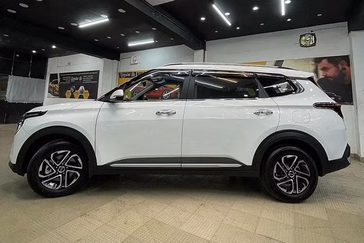 Đầu tiên là máy xăng 4 xi-lanh, tăng áp, dung tích 1.4L, sản sinh công suất tối đa 140 mã lực và mô-men xoắn cực đại 242 Nm, đi kèm hộp số tự động ly hợp kép 7 cấp. Thứ 2 là động cơ xăng 4 xi-lanh, hút khí tự nhiên, dung tích 1.5L kết hợp với hộp số vô cấp thông minh iVT sản sinh 115 mã lực và 144 Nm.