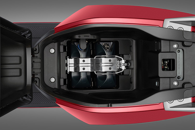 Là mẫu xe máy điện thông minh, VinFast Klara S được tích hợp eSIM, giúp chủ nhân dễ dàng quản lý tình trạng vận hành của xe.