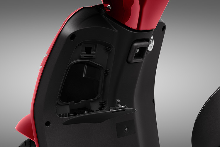 VinFast Klara S 2020 mới cũng kế thừa những ưu điểm chống nước vượt trội với tiêu chuẩn IP57 và IP67 từ phiên bản trước, giúp xe hoạt động bình thường ngay cả khi ngập nước 0,5m trong khoảng thời gian 30 phút.