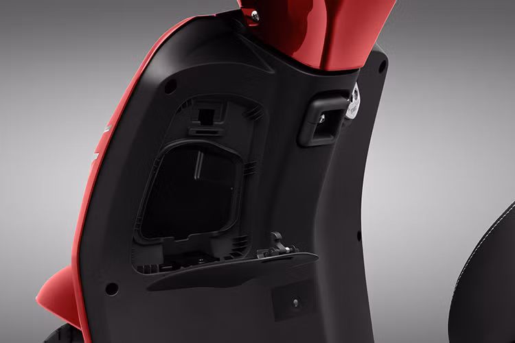 VinFast Klara S 2020 mới cũng kế thừa những ưu điểm chống nước vượt trội với tiêu chuẩn IP57 và IP67 từ phiên bản trước, giúp xe hoạt động bình thường ngay cả khi ngập nước 0,5m trong khoảng thời gian 30 phút.