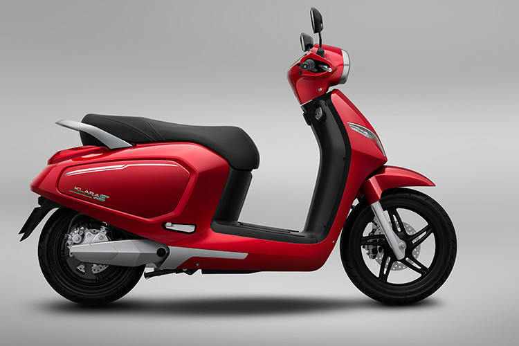 VinFast Klara S mới là phiên bản nâng cấp của dòng xe máy điện thời trang Klara ra mắt một năm trước. Chiếc xe này gần như vẫn giữ nguyên thiết kế theo phong cách Italy. Bên cạnh đó, xe cũng được nâng cấp, cải tiến một số chi tiết và tính năng để phù hợp hơn với thói quen sử dụng, thể trạng của người Việt và đáp ứng tốt các điều kiện đặc thù của giao thông đô thị và khí hậu Việt Nam.