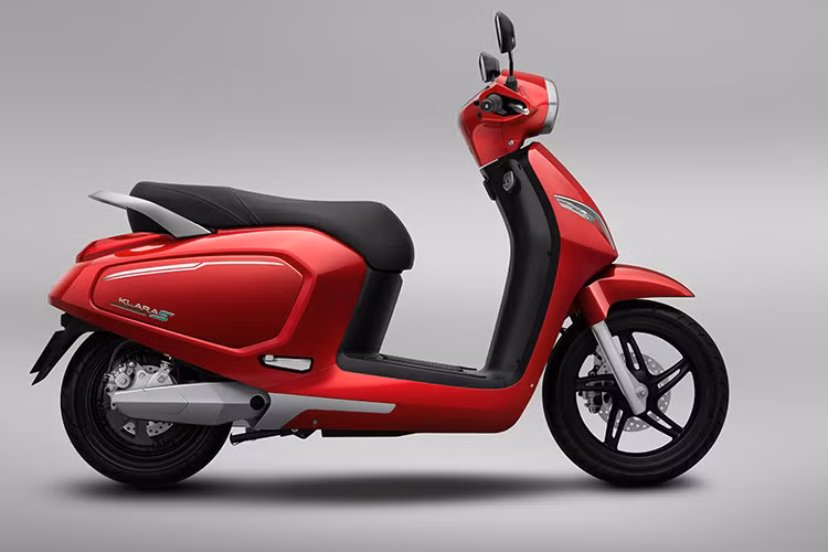VinFast Klara S mới là phiên bản nâng cấp của dòng xe máy điện thời trang Klara ra mắt một năm trước. Chiếc xe này gần như vẫn giữ nguyên thiết kế theo phong cách Italy. Bên cạnh đó, xe cũng được nâng cấp, cải tiến một số chi tiết và tính năng để phù hợp hơn với thói quen sử dụng, thể trạng của người Việt và đáp ứng tốt các điều kiện đặc thù của giao thông đô thị và khí hậu Việt Nam.
