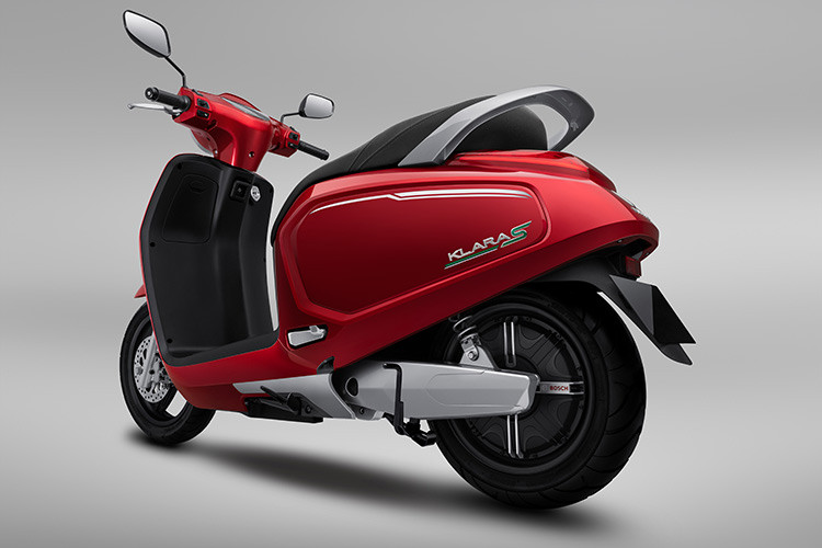 Xe máy điện VinFast Klara S được trang bị động cơ Bosch công suất 1.200W có khả năng vận hành bền bỉ, gia tốc mạnh mẽ, cùng với đó là 2 viên pin Lithium LG Chem, giúp gia tăng quãng đường di chuyển tối đa lên tới 120km (ở tốc độ 30km/h) sau mỗi lần sạc đầy.