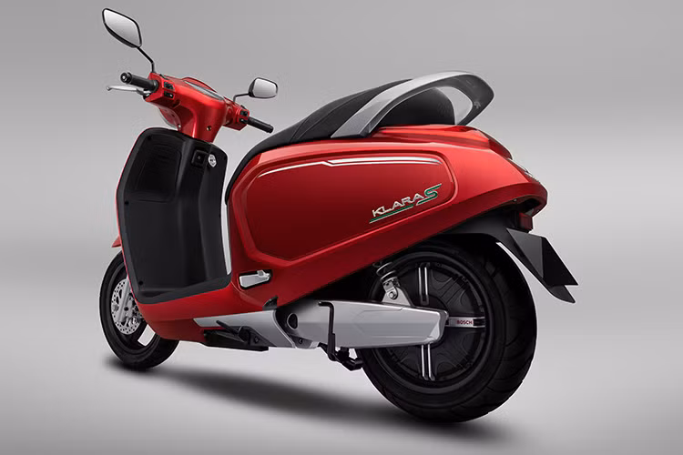 Xe máy điện VinFast Klara S được trang bị động cơ Bosch công suất 1.200W có khả năng vận hành bền bỉ, gia tốc mạnh mẽ, cùng với đó là 2 viên pin Lithium LG Chem, giúp gia tăng quãng đường di chuyển tối đa lên tới 120km (ở tốc độ 30km/h) sau mỗi lần sạc đầy.