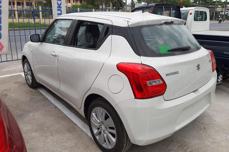 Suzuki Swift có thể xem như là một mẫu xe lai giữa hạng A và hạng B, khi chiều dài và động cơ xe giống hạng A, nhưng bề rộng cùng trang thiết bị của Swift lại nằm ở phân khúc B. Do đó việc mẫu xe này có mức giá ngang với bản cao cấp của Honda Brio có thể làm khách hàng cân nhắc lựa chọn, khi tổng thể Suzuki Swift rõ ràng hấp dẫn hơn.