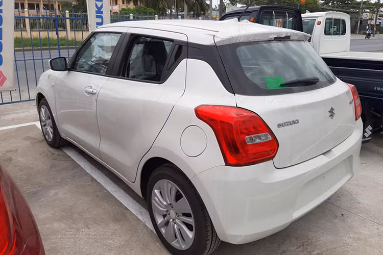 Suzuki Swift có thể xem như là một mẫu xe lai giữa hạng A và hạng B, khi chiều dài và động cơ xe giống hạng A, nhưng bề rộng cùng trang thiết bị của Swift lại nằm ở phân khúc B. Do đó việc mẫu xe này có mức giá ngang với bản cao cấp của Honda Brio có thể làm khách hàng cân nhắc lựa chọn, khi tổng thể Suzuki Swift rõ ràng hấp dẫn hơn.