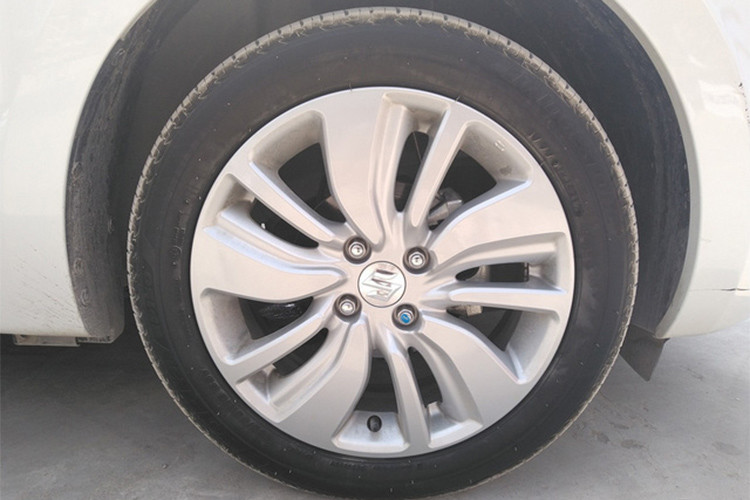 Về ngoại hình, Suzuki Swift phiên bản cao cấp sở hữu cụm đèn trước tích hợp dải LED định vị ban ngày. Trong khi đó, phiên bản tiêu chuẩn trong bài viết này không có đèn LED định vị ban ngày, điều hòa dạng cơ, không có camera lùi, không có ga tự động (Cruise Control), hai bánh sau sử dụng phanh tang trống...