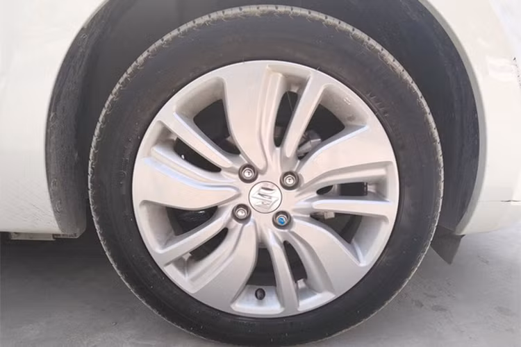 Về ngoại hình, Suzuki Swift phiên bản cao cấp sở hữu cụm đèn trước tích hợp dải LED định vị ban ngày. Trong khi đó, phiên bản tiêu chuẩn trong bài viết này không có đèn LED định vị ban ngày, điều hòa dạng cơ, không có camera lùi, không có ga tự động (Cruise Control), hai bánh sau sử dụng phanh tang trống...