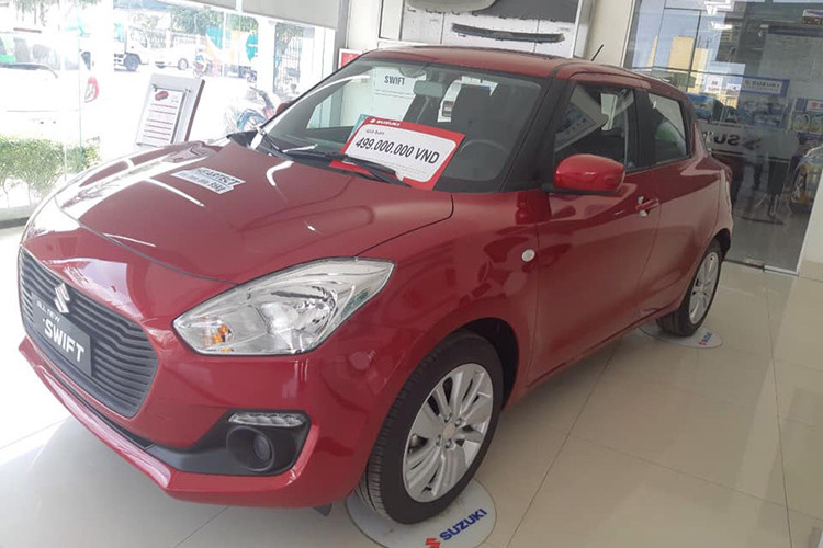 Tại thị trường Việt Nam, Suzuki Swift 2018 chỉ được được phân phối với 2 phiên bản GL (tiêu chuẩn) cũng như GLX (cao cấp) và không có bản số sàn. Giá xe Suzuki Swift mới khi ra mắt tại Việt Nam vào năm ngoái được công bố lần lượt từ 499 triệu và 549 triệu đồng.