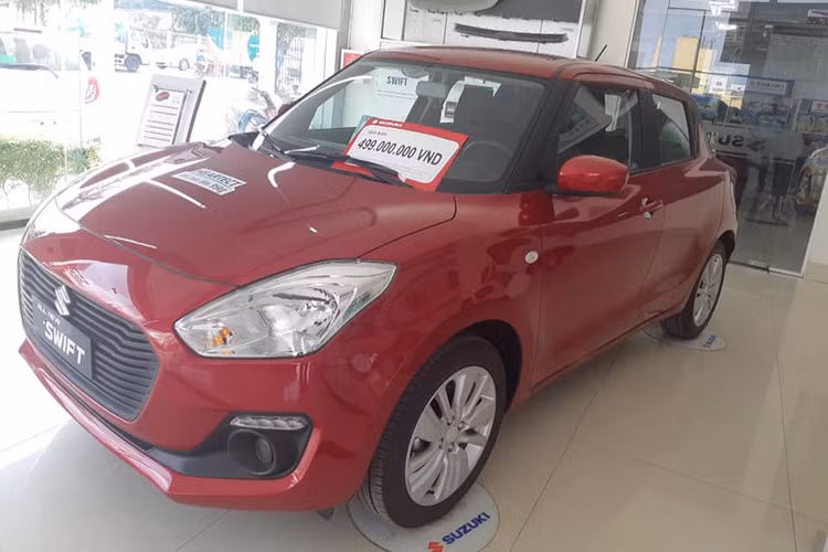 Tại thị trường Việt Nam, Suzuki Swift 2018 chỉ được được phân phối với 2 phiên bản GL (tiêu chuẩn) cũng như GLX (cao cấp) và không có bản số sàn. Giá xe Suzuki Swift mới khi ra mắt tại Việt Nam vào năm ngoái được công bố lần lượt từ 499 triệu và 549 triệu đồng.