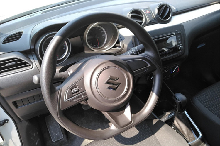 Ngoài ra còn có một số khác biệt nhỏ khác dù không mấy ảnh hưởng như tay nắm cửa, tay nắm trần... Cả Suzuki Swift GL và GLX đều sử dụng chung một loại động cơ và hộp số. Các trang bị an toàn trên xe cũng không có gì khác biệt, duy chỉ có một điểm là bản GLX có tính năng ga tự động (kiểm soát hành trình cruise control) trong khi bản GL thì không.