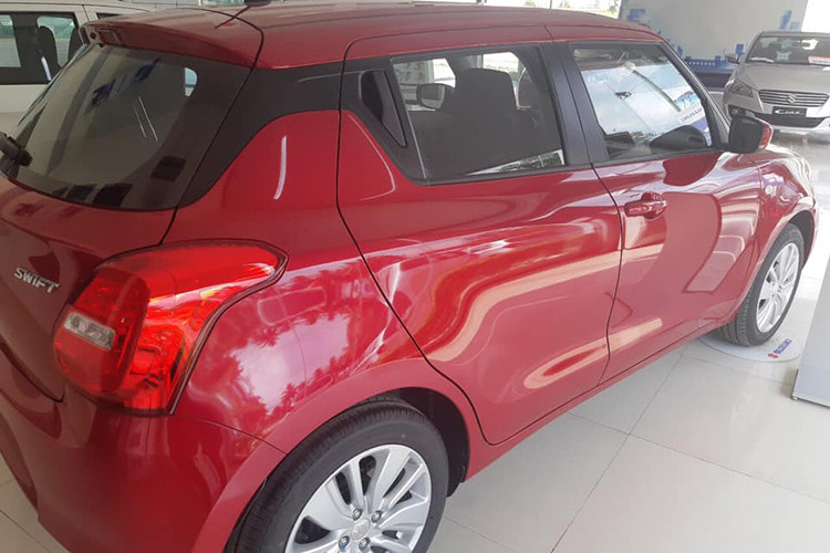 Tính hết 5 tháng đầu năm 2019, Suzuki bán được tổng cộng 430 xe Swift. Mẫu xe này nhập khẩu nguyên chiếc từ Thái Lan, vốn chung sân với những đối thủ ở phân khúc hạng B như Toyota Yaris, Honda Jazz, Mazda2 hatchback… Tuy nhiên doanh số của Suzuki Việt Nam luôn là một dấu hỏi lớn, khi thường đặt giá thấp nhưng lại luôn ế ẩm.