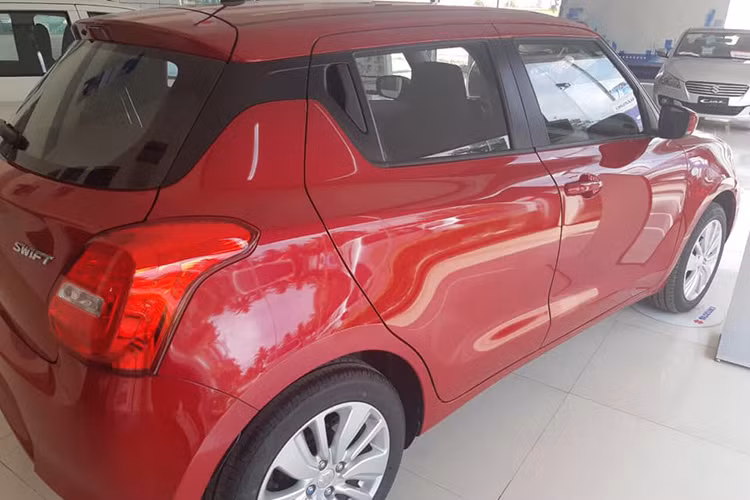 Tính hết 5 tháng đầu năm 2019, Suzuki bán được tổng cộng 430 xe Swift. Mẫu xe này nhập khẩu nguyên chiếc từ Thái Lan, vốn chung sân với những đối thủ ở phân khúc hạng B như Toyota Yaris, Honda Jazz, Mazda2 hatchback… Tuy nhiên doanh số của Suzuki Việt Nam luôn là một dấu hỏi lớn, khi thường đặt giá thấp nhưng lại luôn ế ẩm.