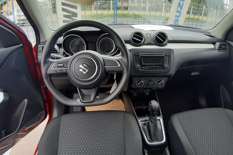 Tương tự ngoại thất, thiết kế tổng thể khu vực nội thất trên phiên bản tiêu chuẩn GL, vô lăng của xe không được bọc da, nút bấm cũng không bố trsi đầy đủ như bản cao cấp. Xe chỉ được trang bị điều hòa chỉnh cơ, không có màn hình đa phương tiện 7 inch. Ngoài ra, bản GL chỉ có loa trước trong khi bản cao cấp GLX lại có cả loa sau và loa phụ phía trước.