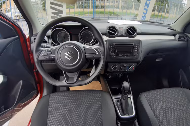 Tương tự ngoại thất, thiết kế tổng thể khu vực nội thất trên phiên bản tiêu chuẩn GL, vô lăng của xe không được bọc da, nút bấm cũng không bố trsi đầy đủ như bản cao cấp. Xe chỉ được trang bị điều hòa chỉnh cơ, không có màn hình đa phương tiện 7 inch. Ngoài ra, bản GL chỉ có loa trước trong khi bản cao cấp GLX lại có cả loa sau và loa phụ phía trước.