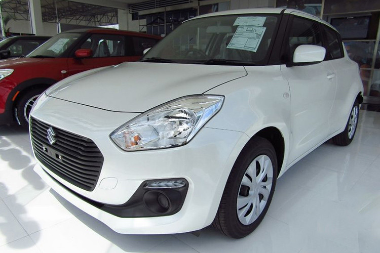 Có vẻ như khách hàng không mấy ưa chuộng phiên bản thiếu option của Suzuki Swift, khi phiên bản cao cấp vẫn giữ nguyên mức giá 550 triệu đồng. Mức giá 449 triệu đồng khiến Suzuki Swift GL 2018 cạnh tranh với cả những đối thủ hạng A như Honda Brio và VinFast Fadil (giá từ 1/9).