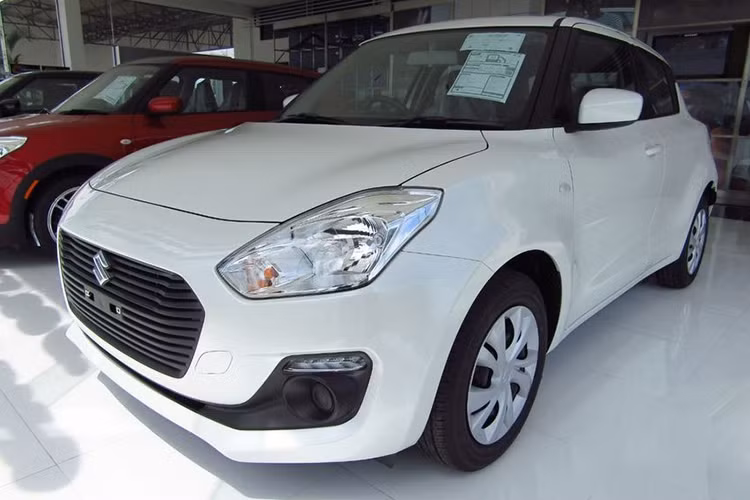 Có vẻ như khách hàng không mấy ưa chuộng phiên bản thiếu option của Suzuki Swift, khi phiên bản cao cấp vẫn giữ nguyên mức giá 550 triệu đồng. Mức giá 449 triệu đồng khiến Suzuki Swift GL 2018 cạnh tranh với cả những đối thủ hạng A như Honda Brio và VinFast Fadil (giá từ 1/9).