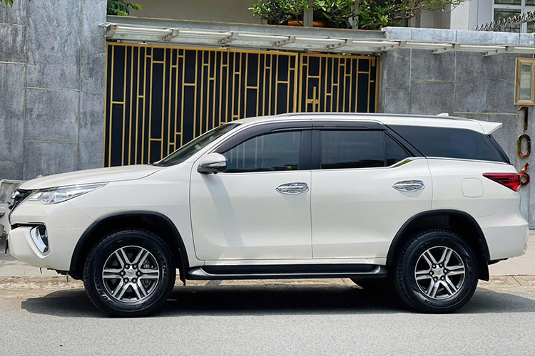 Toyota Fortuner 2017 khi mới về Việt Nam luôn trong tình trạng khan hiếm trên thị trường do nhu cầu cao và nguồn cung hạn chế. Điều này khiến danh sách đặt hàng kéo dài, thời gian chờ đợi giao xe tối thiểu từ 3-4 tháng. Để có thể nhận xe sớm hơn, nhiều khách hàng buộc phải mua "bia kèm lạc" với mức chi phí từ 30 đến 70 triệu đồng, tùy vào phiên bản và thời điểm.