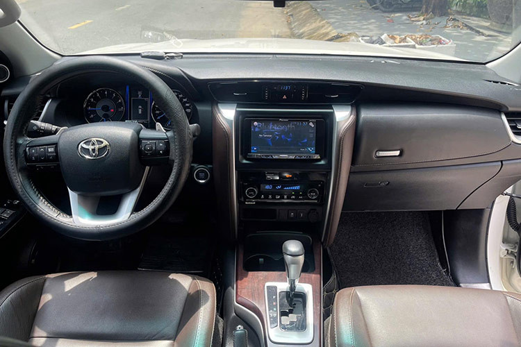 Tuy nhiên đến thời điểm hiện tại, sức hút của mẫu xe SUV 7 chỗ Toyota Fortuner đã dần hạ nhiệt. Mức giá của dòng xe này, đặc biệt là những chiếc xe đã qua sử dụng đang được rao bán với mức giá khá hấp dẫn. Chiếc Toyota Fortuner 2.7V 4×2 2017 trong bài viết này hiện đang được rao bán sau 7 năm sử dụng với giá 728 triệu đồng, trong khi ODO của xe chỉ hơn 48.000 km.