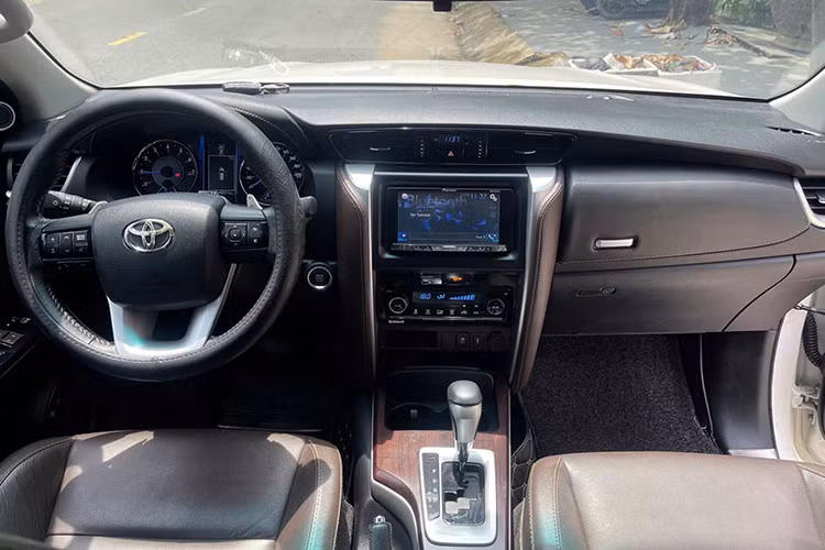 Tuy nhiên đến thời điểm hiện tại, sức hút của mẫu xe SUV 7 chỗ Toyota Fortuner đã dần hạ nhiệt. Mức giá của dòng xe này, đặc biệt là những chiếc xe đã qua sử dụng đang được rao bán với mức giá khá hấp dẫn. Chiếc Toyota Fortuner 2.7V 4×2 2017 trong bài viết này hiện đang được rao bán sau 7 năm sử dụng với giá 728 triệu đồng, trong khi ODO của xe chỉ hơn 48.000 km.