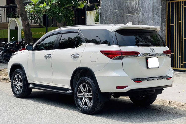 Việc phải bỏ thêm tiền mua phụ kiện đã khiến giá xe Toyota Fortuner 2017 tăng đáng kể. Điều này trở nên phổ biến và quen thuộc với khách hàng Việt. Đặc biệt, khi Nghị định 116 được ban hành, siết chặt việc nhập khẩu ôtô, giá phụ kiện thậm chí tăng lên đến hơn 100 triệu đồng. Trong một số trường hợp, giá xe cũ còn cao hơn cả giá niêm yết của nhà sản xuất.