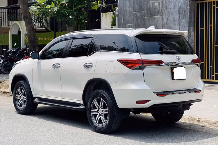 Việc phải bỏ thêm tiền mua phụ kiện đã khiến giá xe Toyota Fortuner 2017 tăng đáng kể. Điều này trở nên phổ biến và quen thuộc với khách hàng Việt. Đặc biệt, khi Nghị định 116 được ban hành, siết chặt việc nhập khẩu ôtô, giá phụ kiện thậm chí tăng lên đến hơn 100 triệu đồng. Trong một số trường hợp, giá xe cũ còn cao hơn cả giá niêm yết của nhà sản xuất.