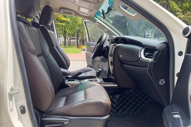 Thời điểm mới mua, giá niêm yết của xe là 1,149 tỷ đồng, cộng thêm các chi phí lăn bánh và "bia kèm lạc", tổng chi phí thực tế lên tới 1,3 - 1,4 tỷ đồng. Chủ xe chịu lỗ khoảng 700 triệu đồng sau nhiều năm sử dụng, chưa kể các chi phí "lên đồ" cho xe.