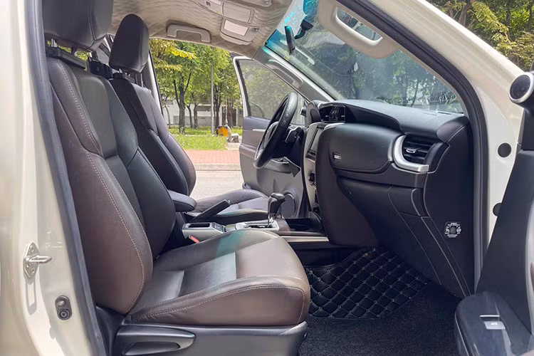 Thời điểm mới mua, giá niêm yết của xe là 1,149 tỷ đồng, cộng thêm các chi phí lăn bánh và "bia kèm lạc", tổng chi phí thực tế lên tới 1,3 - 1,4 tỷ đồng. Chủ xe chịu lỗ khoảng 700 triệu đồng sau nhiều năm sử dụng, chưa kể các chi phí "lên đồ" cho xe.