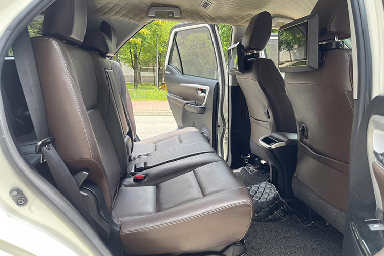 Trên thị trường ôtô cũ, những chiếc xe phiên bản máy xăng một cầu số tự động của Toyota Fortuner 2017 có giá dao động từ 650 đến 750 triệu đồng, tùy vào ODO và tình trạng xe cũng như người bán là cá nhân hay showroom.