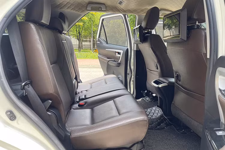 Trên thị trường ôtô cũ, những chiếc xe phiên bản máy xăng một cầu số tự động của Toyota Fortuner 2017 có giá dao động từ 650 đến 750 triệu đồng, tùy vào ODO và tình trạng xe cũng như người bán là cá nhân hay showroom.