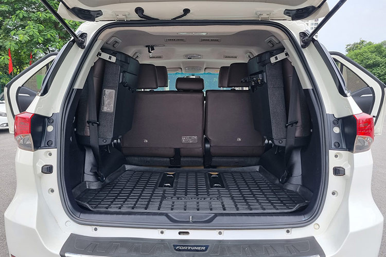 Toyota Fortuner 2.7V 4x2 AT 2017 được trang bị động cơ xăng 2.7L 2TR-FE, 4 xi-lanh thẳng hàng, sản sinh công suất 164 mã lực và mô-men xoắn 245 Nm. Sức mạnh được truyền đến bánh sau thông qua hộp số tự động 6 cấp.