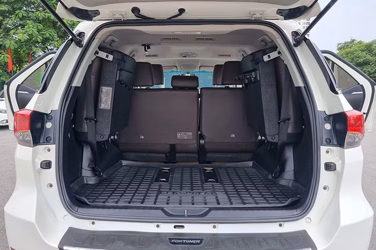 Toyota Fortuner 2.7V 4x2 AT 2017 được trang bị động cơ xăng 2.7L 2TR-FE, 4 xi-lanh thẳng hàng, sản sinh công suất 164 mã lực và mô-men xoắn 245 Nm. Sức mạnh được truyền đến bánh sau thông qua hộp số tự động 6 cấp.