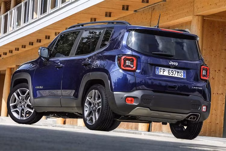 Khác với phần đầu, những thay đổi ở đuôi xe cũng rất khó nhận ra - cụ thể Jeep Renegade phiên bản nâng cấp 2019 chỉ được bổ sung cụm đèn hậu cải tiến và cửa khoang hành lý có thêm tay nắm để mở ra.
