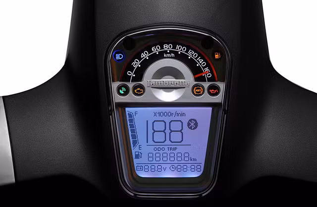 Xe được trang bị đồng hồ kỹ thuật số thiết kế bên trên với màn hình LCD và hệ thống kết nối Bluetooth phía dưới. Các nút bấm trên xe khá tiện dụng và đơn giản, những chiếc xe máy tay ga thông thường hiện nay.