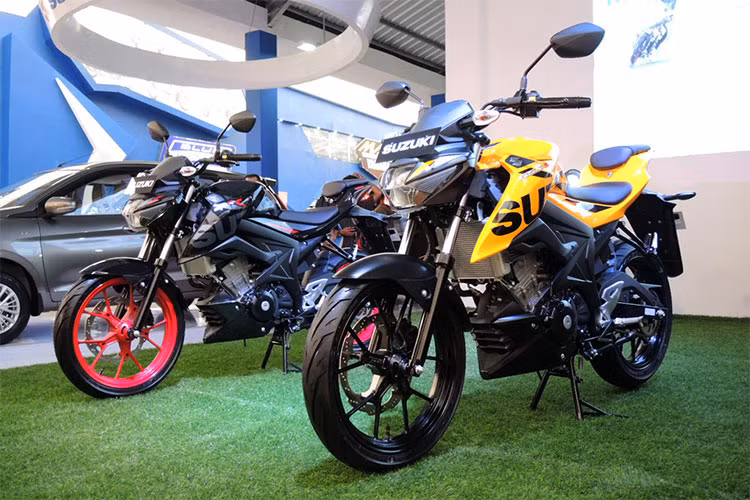 Ngoài việc trang bị chìa khoá thông mình, Suzuki GSX-S150 keyless 2018 không có gì khác biệt so với phiên bản tiêu chuẩn. Xe vẫn có kích thước 2.020mm dài x 745mm rộng x 1.040 mm cao. Chiều cao yên ở mức 780mm, phù hợp với cả những đối tượng khách hàng Châu Á.