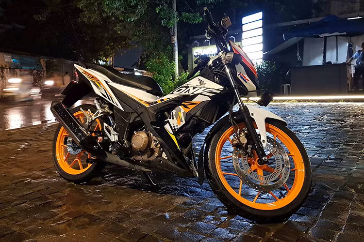 Những mẫu xe máy côn tay cỡ nhỏ trang bị phanh ABS ở Việt Nam hiện chỉ có ở một số dòng xe tay ga tầm trung của Honda, Yamaha hay Piaggio. Với các loạ khác cũng phân khối nhỏ như xe máy Honda Sonic, Raider, Exciter, Winner... thường không có trang bị này trong danh mục.