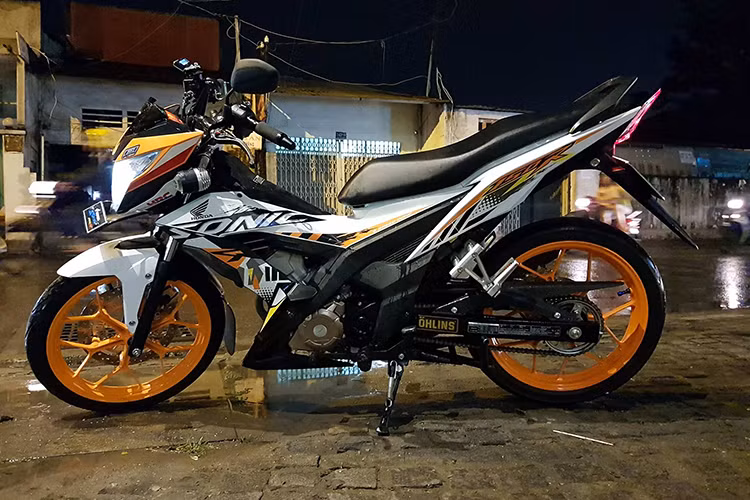 Honda Sonic là mẫu xe underbone được thiết kế riêng cho thị trường Châu Á với dung tích xi-lanh ban đầu là 125 phân khối, sau đó được nâng lên 150. Xe được nhập khẩu thông qua các cửa hàng xe tư nhân. Phiên bản mới nhất của Honda Sonic hiện có giá trên 80 triệu đồng, và tất nhiên hệ thống phanh của xe là dạng đĩa ở cả 2 bánh, không có ABS.