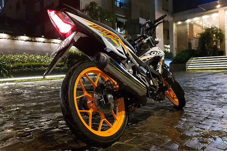 Mẫu xe máy côn tay underbone Honda Sonic 150 sử dụng động cơ 4 thì, 149,15 cc, làm mát bằng dung dịch, cam đôi DOHC, tích hợp phun xăng điện tử, cho công suất 11,8 kW tại vòng tua máy 9.000 vòng/phút và mô-men xoắn cực đại 13,5 Nm tại 6.500 vòng/phút, đi cùng hộp số 6 cấp.