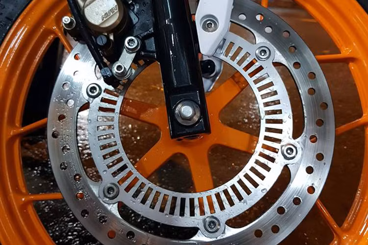 Mới đây, cửa hàng độ xe đình đám tại Sài Gòn mang tên Tự Thanh Đa đã thử áp dụng dịch vụ lắp phanh ABS lên xe máy phổ thông giúp cho người sử dụng an toàn hơn. Sau chiếc Honda Winner và Yamaha Exciter thành công, cửa hàng đã tiếp tục thực hiện trên chiếc Honda Sonic 150.