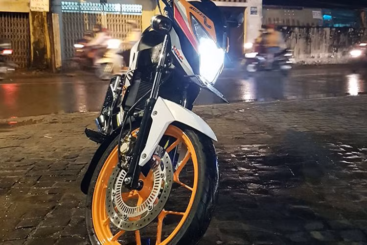 Bộ điều khiển của ABS sẽ tự tính toán dựa trên cảm biến để quyết định “bóp nhả” má phanh. Chính sự bóp nhả liên tục này giúp xe có thể giảm tốc độ mà người lái vẫn điều khiển được, tránh tình trang “rê” bánh trên mặt đường. Chính vì sự an toàn của ABS nên trước đây chỉ có những mẫu xe phân khối lớn hay xe tay ga cao cấp mới có trang bị này.