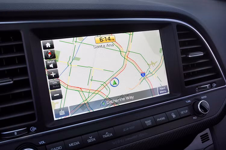 "Điểm nhấn" trên bảng táp-lô là màn hình AVN 7 inch cảm ứng tích hợp camera lùi cùng bản đồ dẫn đường chính hãng. Hệ thống giải trí của xe hỗ trợ Mp3/Aux/Usb/Bluetooth/Radio FM với 6 loa chất lượng cao.