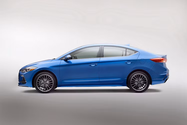 Elantra Sport 2017 dự kiến sẽ cạnh tranh các mẫu xe sắp ra mắt phiên bản mới trong thời gian tới như Honda Civic Si hay Ford Focus ST. Tuy nhiên giá bán hiện tại của phiên bản này tại Mỹ vẫn chưa được công bố.