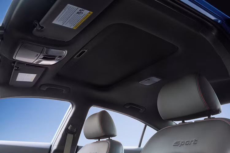 Elantra Sport 2017 cũng được trang bị cửa sổ trời trên trần xe. Ghế ngồi bọc da cùng chức năng sưởi ghế với các lỗ thoát khí nhỏ và chỉnh điện được 10 hướng cũng được trang bị trên phiên bản thể thao mới này.