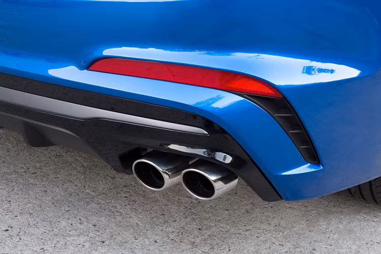  Phía sau xe, cụm đèn hậu LED 3D được tạo hình ngũ giác sắc sảo. Khung gầm xe được kết nối với hệ thống treo đa điểm phía sau, giúp tăng tính thể thao khi điều khiển. Bên cạnh đó, ngoại thất xe còn được trang bị bộ body kit mới và la-zăng kích thước lớn hơn.