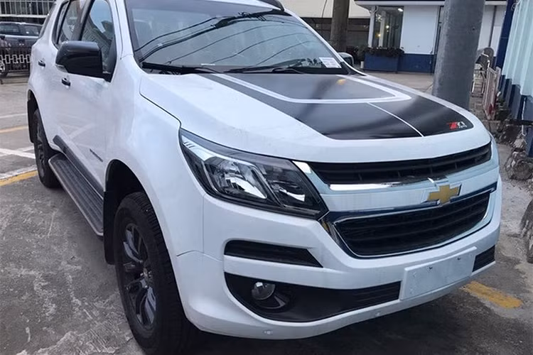 Chevrolet Trailblazer mới là một mẫu SUV hạng trung dựa trên cơ sở chassis và động cơ của mẫu bán tải quen thuộc Chevrolet Colorado. Tại thị trường Việt Nam và Thế giới, nó sẽ cạnh tranh với các mẫu SUV dựa trên bán tải khác như Ford Everest, Toyota Fortuner hay Isuzu D-Max.